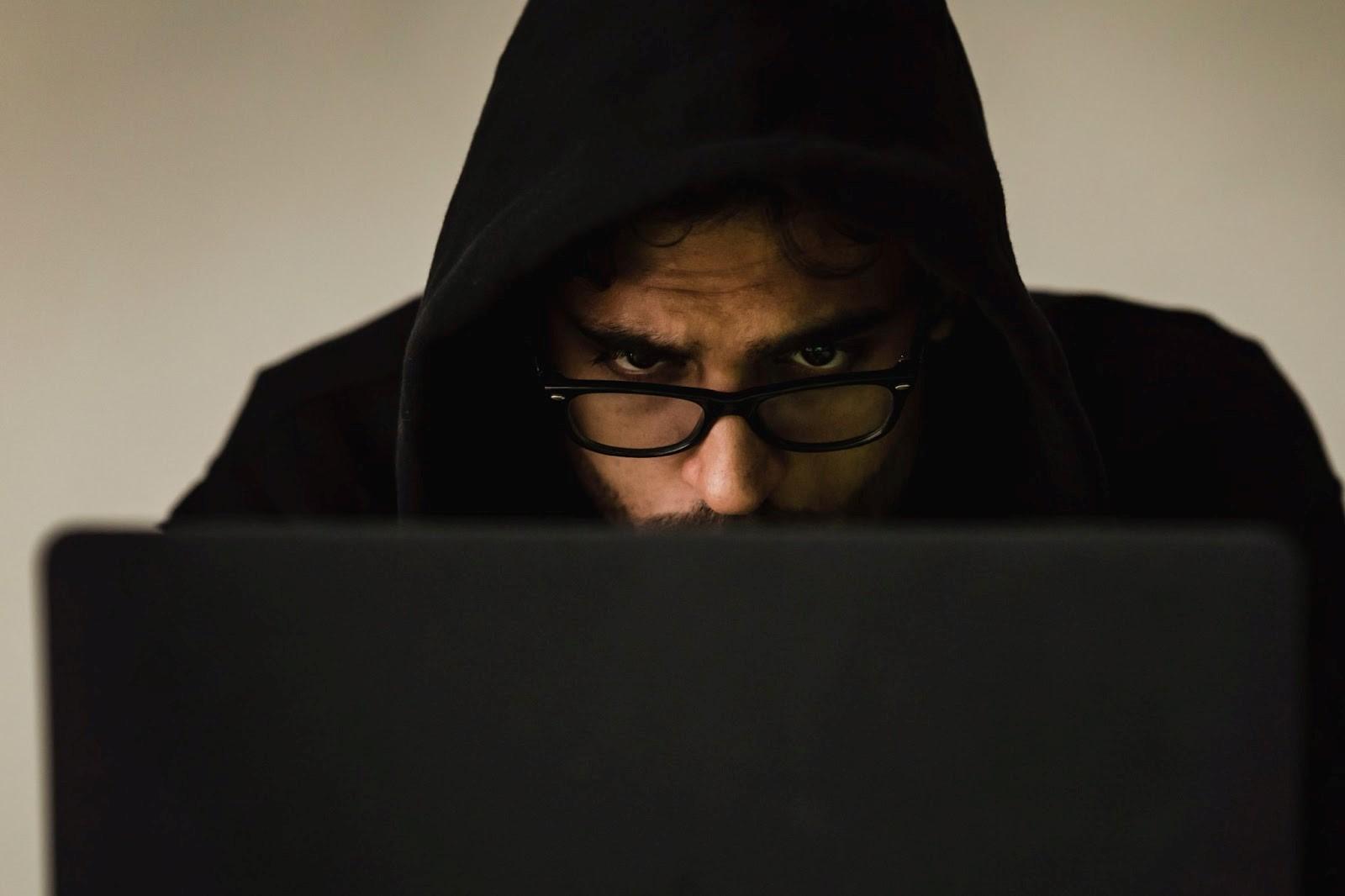 How to safely shop online to avoid scams and fraud?