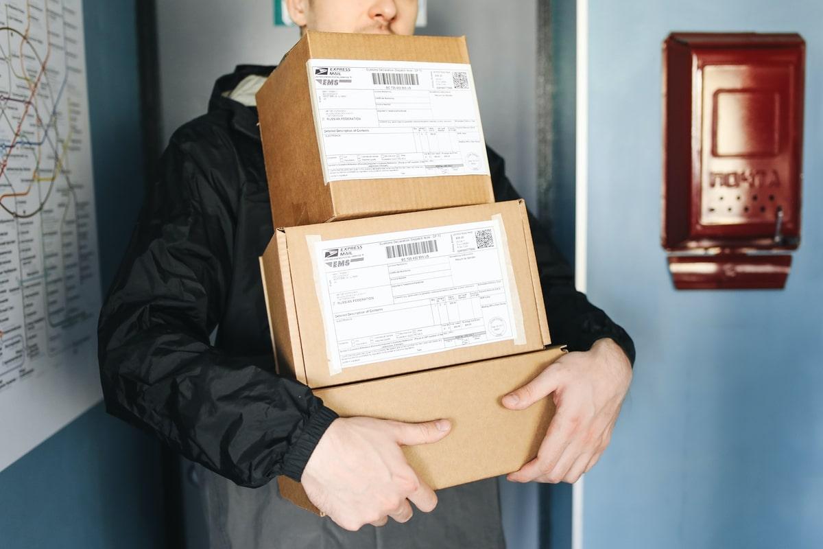 How can travelers benefit by using Delivery Amigo Package Receiving and Package Acceptance Services all over USA?